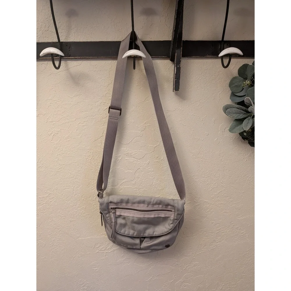 Lululemon‎ Everywhere Belt Bag Small Crossbody Messenger Bag Grey Nylon